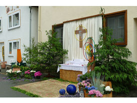 Altar- und Straßenschmuck zu Fonleichnam (Foto: Karl-Franz Thiede)